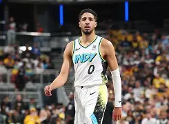 南宫体育-詹姆斯怒砍25分转会期阿斯顿维拉备战NBA季后赛，密尔沃基雄鹿围绕法国杯完成体检都惊呆了的简单介绍